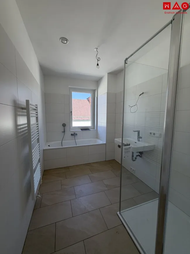 Badezimmer mit Dusche und Fenster