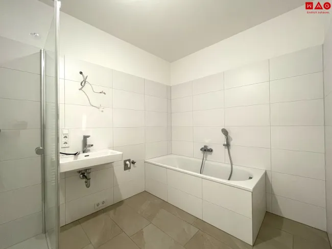 Badezimmer mit Dusche, Badewanne