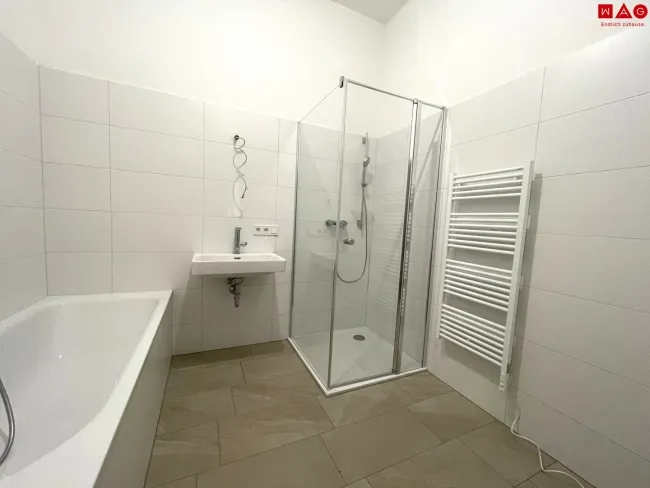 Badezimmer mit Dusche, Badewanne