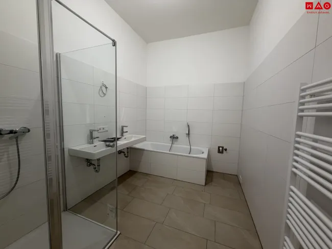 Badezimmer mit Wanne und Dusche