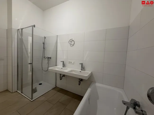 Badezimmer mit Dusche, Badewanne