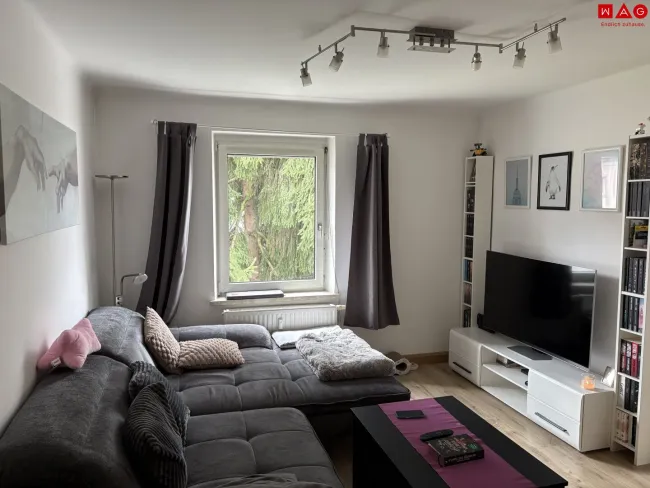 Wohnzimmer (VOR Ausbesserungsarbeiten)