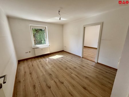 Wohnzimmer (VOR Ausbesserungsarbeiten)