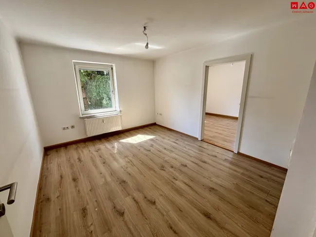 Wohnzimmer (VOR Ausbesserungsarbeiten)