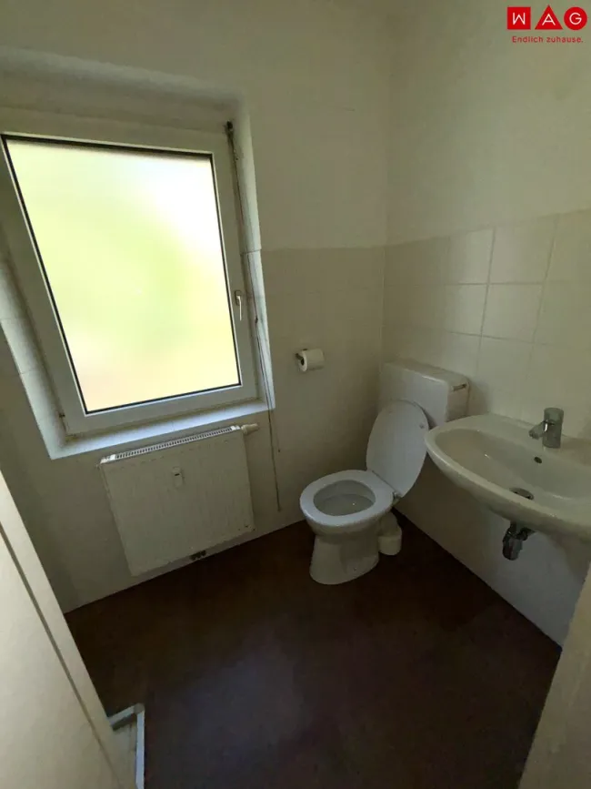 Badezimmer (VOR Ausbesserungsarbeiten)