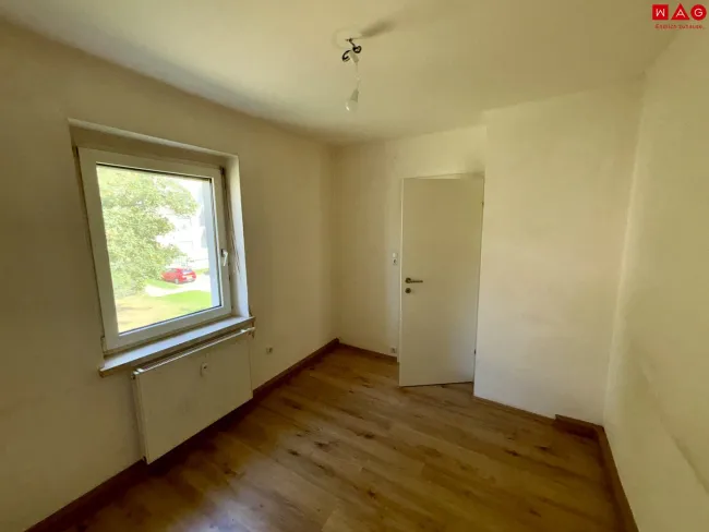 Büro/Kinderzimmer/Esszimmer (VOR Ausbesserungsarbeiten)