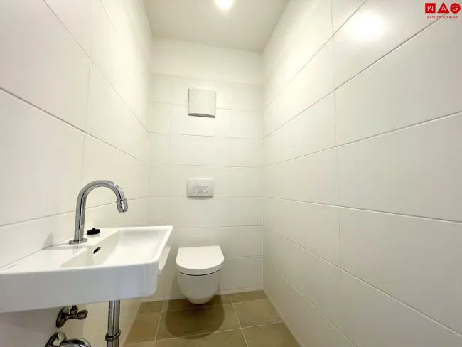 WC mit Handwaschbecken