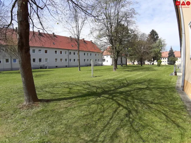 Straßerhof 2, Außenanlage
