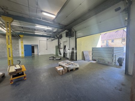 BÜRO UND LAGERFLÄCHE MIT ROLLTOR NÄHE AUTOBAHNABFAHRT ANSFELDEN !