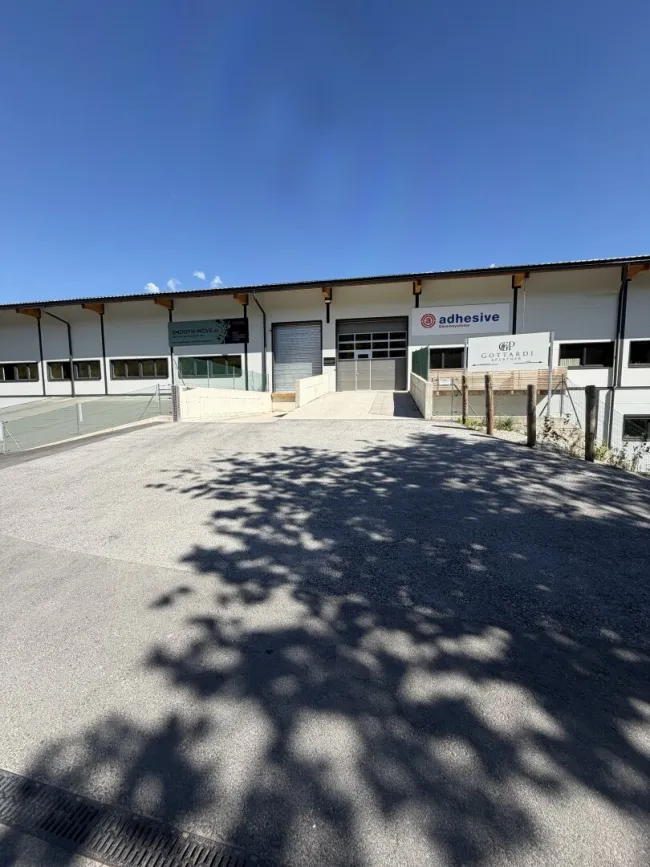 Moderne 910m² freitragende Industriehalle in Terfens, top Ausstattung - Bild