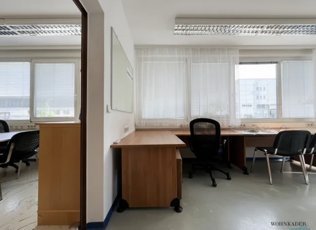 Rundum-sorglos-Büro: Möbliert, inklusive Betriebskosten und Heizung & 3 Stellplätze! - Bild