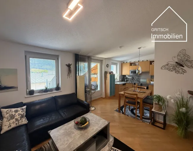 MILS - Charmante 3-Zimmer-Dachgeschosswohnung mit Panoramablick, Balkon & Tiefgaragenplatz - Bild