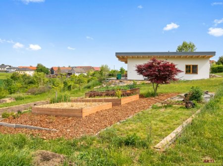 Moderner Holz-Bungalow in absoluter Ruhelage mit großem botanischem Garten