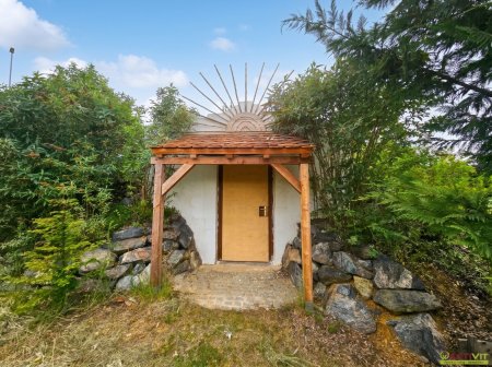 Moderner Holz-Bungalow in absoluter Ruhelage mit großem botanischem Garten