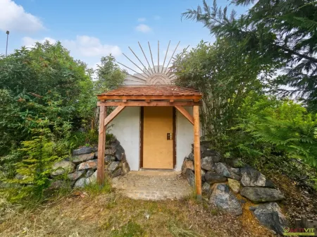 Moderner Holz-Bungalow in absoluter Ruhelage mit großem botanischem Garten