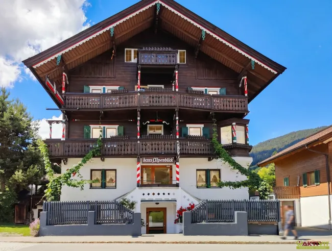 Traditionshotel in Bestlage von Kirchberg – Touristisch genehmigt mit direktem Hahnenkamm-Blick. - Titelbild