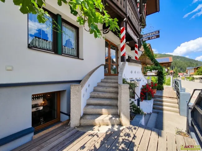 Traditionshotel in Bestlage von Kirchberg – Touristisch genehmigt mit direktem Hahnenkamm-Blick. - Bild
