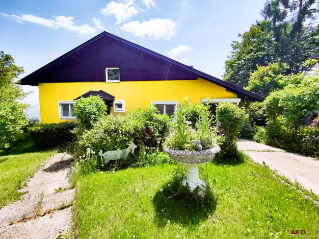 Charmantes Haus in erhöhter Lage mit Weitblick und Potenzial. - Titelbild