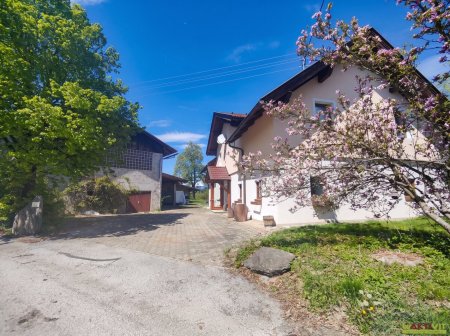 „Seltene Landgut-Liegenschaft nahe Wörthersee: Bauernhaus mit Stallung und rund 9,56 ha Grundbesitz“ mit eigener Quelle.