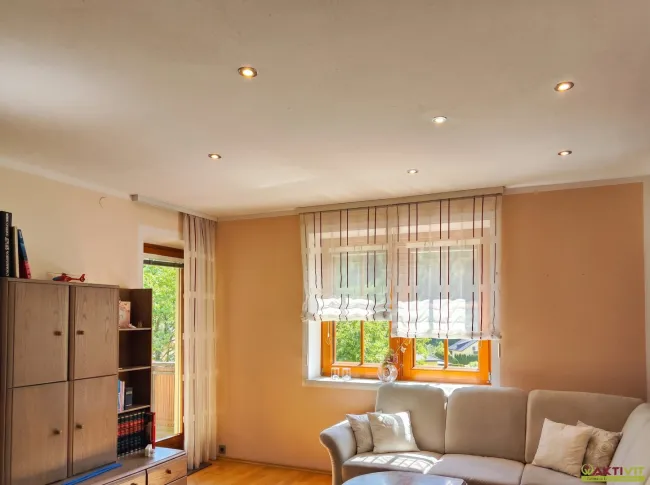 Großzügige 6-Zimmer-Wohnung mit Garten und Balkon in naturnaher Lage - Titelbild