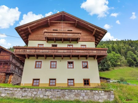 Großzügiges Bauernhaus mit viel Grundbesitz im Lesachtal. - Nebengebäude und Alpenfläche inklusive. - In der Natur.