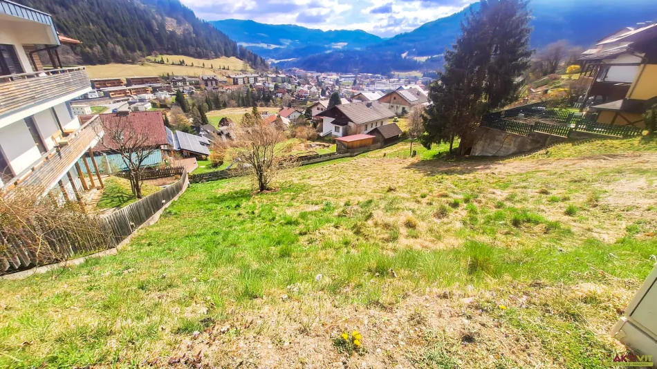 Sonniges Baugrundstück in Hanglage mit Panoramablick über Murau. - Großes Baupotential. - Titelbild