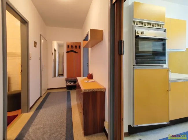 Stadtleben mit Aussicht: 8. OG mit Balkon, Lift, Keller und Garagenmöglichkeit in Sankt Leonhard. - Bild