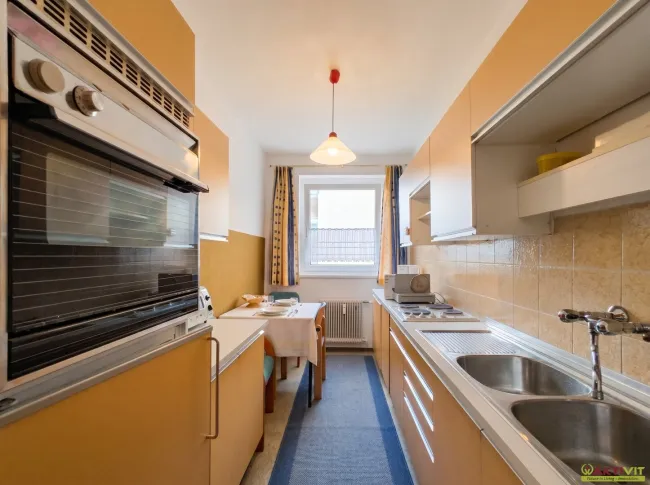 Stadtleben mit Aussicht: 8. OG mit Balkon, Lift, Keller und Garagenmöglichkeit in Sankt Leonhard. - Bild