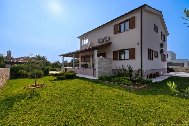 Moderne Villa mit großzügigem Grundstück und exklusiver Ausstattung in Istrien - Bild