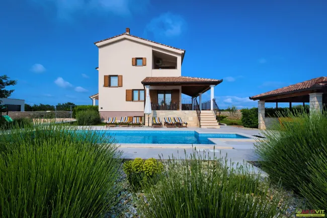 Moderne Villa mit großzügigem Grundstück und exklusiver Ausstattung in Istrien - Titelbild