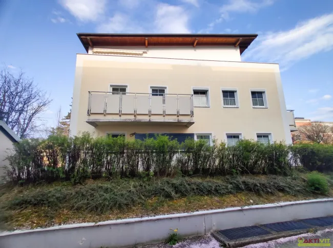 Solide Immobilienanlage in Vöcklabruck: Vermietete Wohnung mit Lift, Balkon und Tiefgarage - Bild