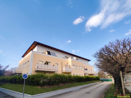 Solide Immobilienanlage in Vöcklabruck: Vermietete Wohnung mit Lift, Balkon und Tiefgarage