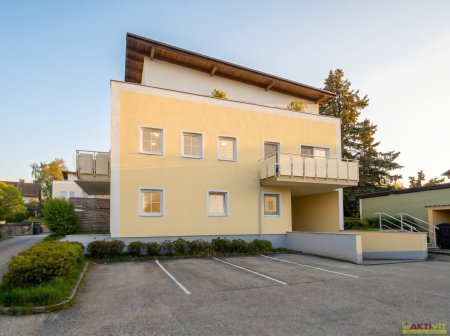 Solide Immobilienanlage in Vöcklabruck: Vermietete Wohnung mit Lift, Balkon und Tiefgarage
