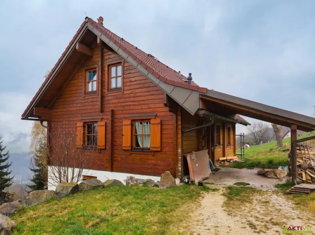 Charmantes Holzhaus in naturnaher Ruhelage mit Bergblick - Bild