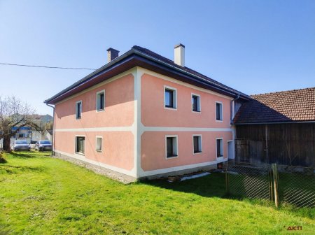 Wohnhaus mit 9 Zimmern, großem Grundstück und vielseitigen Nebenflächen in Altheim.