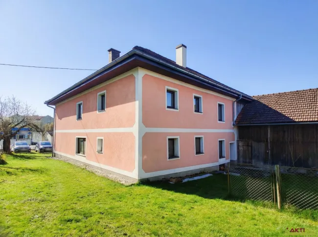 Wohnhaus mit 9 Zimmern, großem Grundstück und vielseitigen Nebenflächen in Altheim. - Titelbild