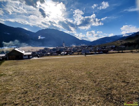 Leistbarer Wohn-Baugrund mit Fernblick. - Ruhige Lage nahe dem Zentrum. - Infrastruktur fußläufig erreichbar.