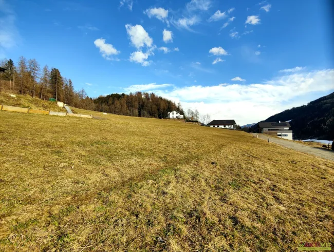 Leistbarer Wohn-Baugrund mit Fernblick. - Ortszentrum mit Infrastruktur fußläufig. - Ruhige Wohnlage. - Titelbild