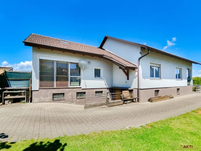Familienfreundliches Haus mit großem Garten, Ausbaupotenzial, Wintergarten, Kamin und viel Platz zur Entfaltung. - Bild
