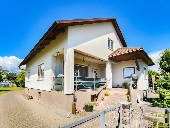 Familienfreundliches Haus mit großem Garten, Ausbaupotenzial, Wintergarten, Kamin und viel Platz zur Entfaltung. - Bild
