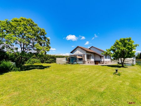 Familienfreundliches Haus mit großem Garten, Ausbaupotenzial, Wintergarten, Kamin und viel Platz zur Entfaltung.