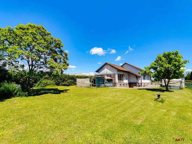 Familienfreundliches Haus mit großem Garten, Ausbaupotenzial, Wintergarten, Kamin und viel Platz zur Entfaltung. - Titelbild