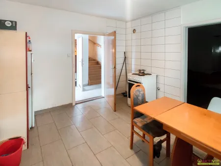 Einfamilienhaus mit Garten, Balkon und Garagen in Mattighofen.