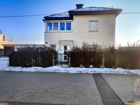 Einfamilienhaus mit Garten, Balkon und Garagen in Mattighofen.