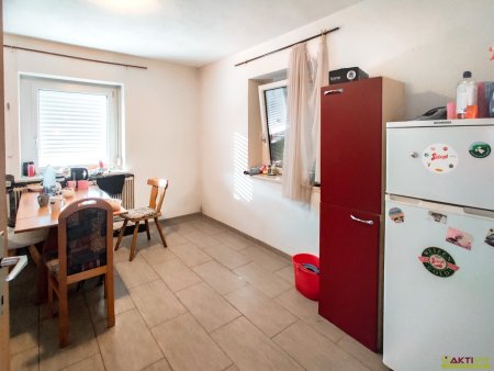 Einfamilienhaus mit Garten, Balkon und Garagen in Mattighofen.