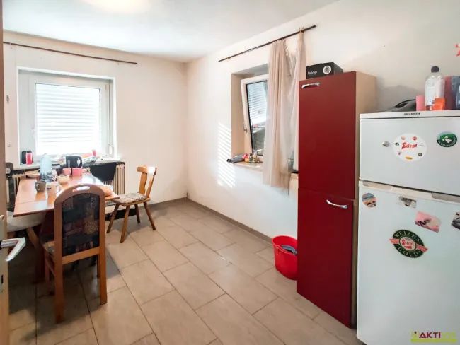 Einfamilienhaus mit Garten, Balkon und Garagen in Mattighofen. - Bild