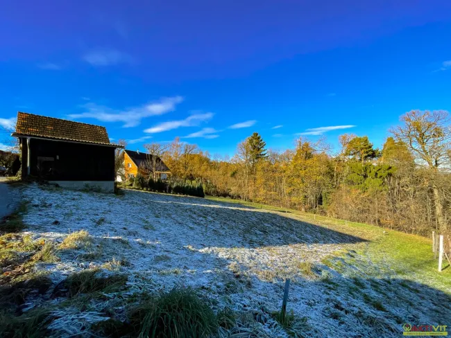 Ruhelage im Grünen: Baugrundstück im weststeirischen Kirchberg. - Titelbild