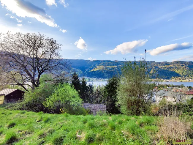 Kleingarten mit Seeblick auf den Ossiacher-See. - Nur 3 Stück verfügbar: Schnell anfragen! - Titelbild