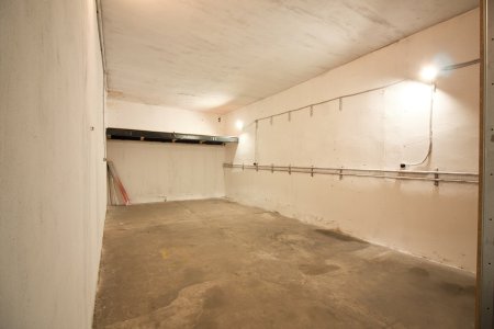 Großzügiges Lager mit ca. 220 m² im Innenhof in zentraler Lage | großes Einfahrtstor