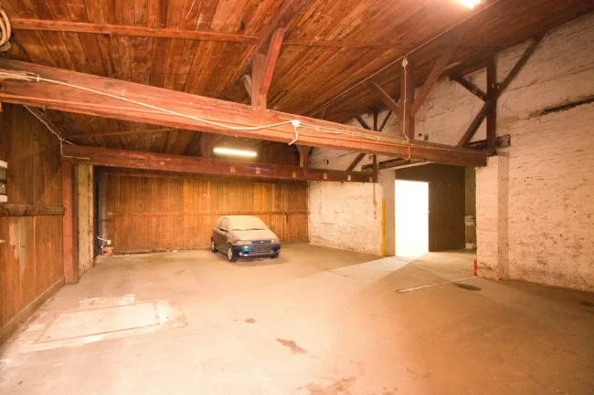 Großzügiges Lager mit ca. 220 m² im Innenhof in zentraler Lage | großes Einfahrtstor - Titelbild